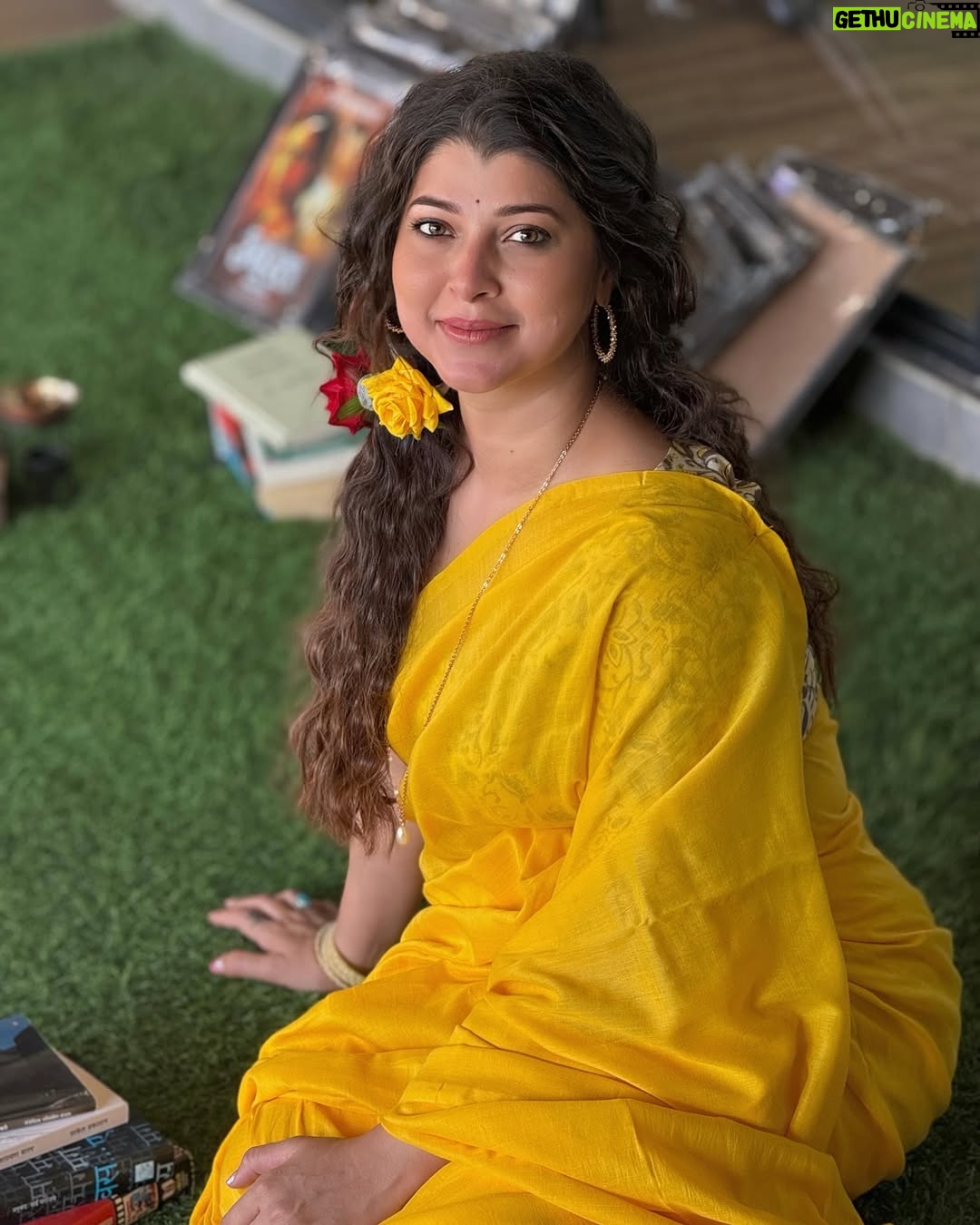 Tejaswini Pandit - 121.7K Likes - माझ्या मागे टाकलेल्या फोटो मध्ये प्रॉमिस केल्यानुसार तुमची आणि माझी आवड जुळणारं एक गाणं मी माझ्या पुढच्या फोटोसाठी लावणार.
अनेक जणांनी हेच गाणं सुचवलं 💖
अनिल अरुण ह्यांनी compose केलेलं आणि सुरेश वाडकर सरांनी गायलेलं हे अजरामर गाणं…! 
साधेपणात काय गंमत असते नाही ??