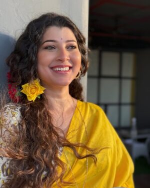 Tejaswini Pandit Instagram - माझ्या मागे टाकलेल्या फोटो मध्ये प्रॉमिस केल्यानुसार तुमची आणि माझी आवड जुळणारं एक गाणं मी माझ्या पुढच्या फोटोसाठी लावणार.
अनेक जणांनी हेच गाणं सुचवलं 💖
अनिल अरुण ह्यांनी compose केलेलं आणि सुरेश वाडकर सरांनी गायलेलं हे अजरामर गाणं…! 
साधेपणात काय गंमत असते नाही ??