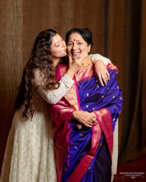 Tejaswini Pandit Instagram - आई
काय बोलू…….
अजून sink in होत नाहीये गं तू नाहीस.
आपली International Girls Trip राहिली, कथा चा पहिला वाढदिवस जोरदार करणार होतो आपण, आपल्या फार्म वर new year celebrate करायचा होता.
तुझ्यावरचं पुस्तक प्रकाशन आज तुझ्या वाढदिवसाला करायचं होतं आपल्याला, त्याचं किती काम बाकी राहून गेलं….

आई तू ना प्रचंड हट्टी होतीस . किती वर्ष तुला सांगते होते आधी स्वतःच्या स्वास्थ्याकडे लक्ष दे. पण काम सोडून काहीच सुचलं नाही तुला. मला नेहमी म्हणायचीस काम करता करता मरण यावं. कित्येकदा तुला सांगितलं तुझ्या मुली खमक्या आहेत. तू आता फक्त तुझ्या आनंदासाठी काम कर. तुझ्या terms वर. पण कामाप्रती तुझी श्रद्धा काही औरच होती. आणि बरोबरच आहे, कामात स्वतःचा आनंद असणारी,मानणारी माणसं आजच्या पिढीत क्वोचितच सापडतात. खूप निग्रही, निष्ठावंत, मेहनती होतीस तू आई.
खूप धावपळ, खूप काम केलंस. खूप खस्ता खात, कष्ट करत आम्हाला वाढवलंस. कधीच त्या कष्टाची तक्रार केली नाहिस.
पण वयानुसार मन मोठं होत असलं तरी शरीर थकतं हेही समजून घायला हवं होतंस ना गं आई! 
का ग अंगावर काढलंस सगळं? 
पत्ताच लागू दिला नाहीस काहीच. ३ दिवसात होत्याचं नव्हतं झालं !  माझ्या डोक्यावरचं छप्पर हरवलं आई………
बाबा हाक मारता येत नव्हती आता आई हाक मारली तर ओ द्यायला कुणीच नसेल का गं ??? 

आई
तू कलाकार म्हणून भन्नाटच होतीस, आहेस आणि राहशील.
तुझ्या भारदस्त आवाजाने आणि पाणीदार डोळ्यांनी तू प्रेक्षकांना कायम भारावून टाकायचीस…..
कलाकार हा नेहमीच त्याच्या कलाकृतीतून जिवंत राहतो. 
त्यामुळे तू आहेसच , असशीलच. 
तुझ्यावरचं प्रेक्षकांचं प्रेम बघून खूप कौतुक वाटायचंच, ह्यावेळेला मात्र अभिमानाने ऊर भरून आला. 
तुझ्यासारख्या कलाकाराच्या पोटी मी जन्माला आले ह्यापेक्षा मोठं भाग्य ते काय !! 

आणि माझी काळजी करू नकोस. तू स्वतः आयटीत जगलीस,  त्यामुळे मला जसं वाढवलं आहेस तशीच मी जगेन. रूबाबात. fearless. जिंदादिल. आणि दीदी आणि कथा ची काळजी घेईन.  तुझ्या अर्धवट राहिलेल्या इच्छा आम्ही दोघी मिळून पूर्ण करू ! तुझ्यावरचं पुस्तक मी पूर्ण करेन आणि तुझा प्रेरणादायी प्रवास त्या पुस्तकरूपी वाचकांसमोर/ प्रेक्षकांसमोर आणेन. 
आता तरी तू आराम कर.
तुझा पुढचा प्रवास ज्योतीर्मय, शांतीने आणि आनंदात होऊदेत.
बाबावर करायचं राहिलेलं सगळं प्रेम करून घे. तुम्हाला आता कुणी वेगळं करू शकत नाही. Cheers 🍻
बाबाला माझ्याकडून पप्पी दे. आणि दोघेही आमच्यावर लक्ष ठेवा आणि आशीर्वाद देत रहा बस !! 
Until we meet next…….
I Love You 🥹💕
Happy Birthday 🫶🏼