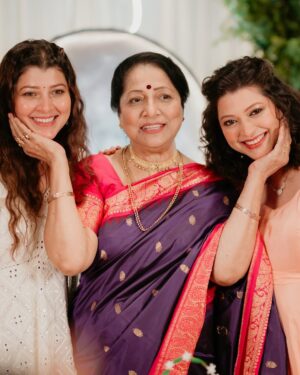 Tejaswini Pandit Instagram - आई
काय बोलू…….
अजून sink in होत नाहीये गं तू नाहीस.
आपली International Girls Trip राहिली, कथा चा पहिला वाढदिवस जोरदार करणार होतो आपण, आपल्या फार्म वर new year celebrate करायचा होता.
तुझ्यावरचं पुस्तक प्रकाशन आज तुझ्या वाढदिवसाला करायचं होतं आपल्याला, त्याचं किती काम बाकी राहून गेलं….

आई तू ना प्रचंड हट्टी होतीस . किती वर्ष तुला सांगते होते आधी स्वतःच्या स्वास्थ्याकडे लक्ष दे. पण काम सोडून काहीच सुचलं नाही तुला. मला नेहमी म्हणायचीस काम करता करता मरण यावं. कित्येकदा तुला सांगितलं तुझ्या मुली खमक्या आहेत. तू आता फक्त तुझ्या आनंदासाठी काम कर. तुझ्या terms वर. पण कामाप्रती तुझी श्रद्धा काही औरच होती. आणि बरोबरच आहे, कामात स्वतःचा आनंद असणारी,मानणारी माणसं आजच्या पिढीत क्वोचितच सापडतात. खूप निग्रही, निष्ठावंत, मेहनती होतीस तू आई.
खूप धावपळ, खूप काम केलंस. खूप खस्ता खात, कष्ट करत आम्हाला वाढवलंस. कधीच त्या कष्टाची तक्रार केली नाहिस.
पण वयानुसार मन मोठं होत असलं तरी शरीर थकतं हेही समजून घायला हवं होतंस ना गं आई! 
का ग अंगावर काढलंस सगळं? 
पत्ताच लागू दिला नाहीस काहीच. ३ दिवसात होत्याचं नव्हतं झालं !  माझ्या डोक्यावरचं छप्पर हरवलं आई………
बाबा हाक मारता येत नव्हती आता आई हाक मारली तर ओ द्यायला कुणीच नसेल का गं ??? 

आई
तू कलाकार म्हणून भन्नाटच होतीस, आहेस आणि राहशील.
तुझ्या भारदस्त आवाजाने आणि पाणीदार डोळ्यांनी तू प्रेक्षकांना कायम भारावून टाकायचीस…..
कलाकार हा नेहमीच त्याच्या कलाकृतीतून जिवंत राहतो. 
त्यामुळे तू आहेसच , असशीलच. 
तुझ्यावरचं प्रेक्षकांचं प्रेम बघून खूप कौतुक वाटायचंच, ह्यावेळेला मात्र अभिमानाने ऊर भरून आला. 
तुझ्यासारख्या कलाकाराच्या पोटी मी जन्माला आले ह्यापेक्षा मोठं भाग्य ते काय !! 

आणि माझी काळजी करू नकोस. तू स्वतः आयटीत जगलीस,  त्यामुळे मला जसं वाढवलं आहेस तशीच मी जगेन. रूबाबात. fearless. जिंदादिल. आणि दीदी आणि कथा ची काळजी घेईन.  तुझ्या अर्धवट राहिलेल्या इच्छा आम्ही दोघी मिळून पूर्ण करू ! तुझ्यावरचं पुस्तक मी पूर्ण करेन आणि तुझा प्रेरणादायी प्रवास त्या पुस्तकरूपी वाचकांसमोर/ प्रेक्षकांसमोर आणेन. 
आता तरी तू आराम कर.
तुझा पुढचा प्रवास ज्योतीर्मय, शांतीने आणि आनंदात होऊदेत.
बाबावर करायचं राहिलेलं सगळं प्रेम करून घे. तुम्हाला आता कुणी वेगळं करू शकत नाही. Cheers 🍻
बाबाला माझ्याकडून पप्पी दे. आणि दोघेही आमच्यावर लक्ष ठेवा आणि आशीर्वाद देत रहा बस !! 
Until we meet next…….
I Love You 🥹💕
Happy Birthday 🫶🏼