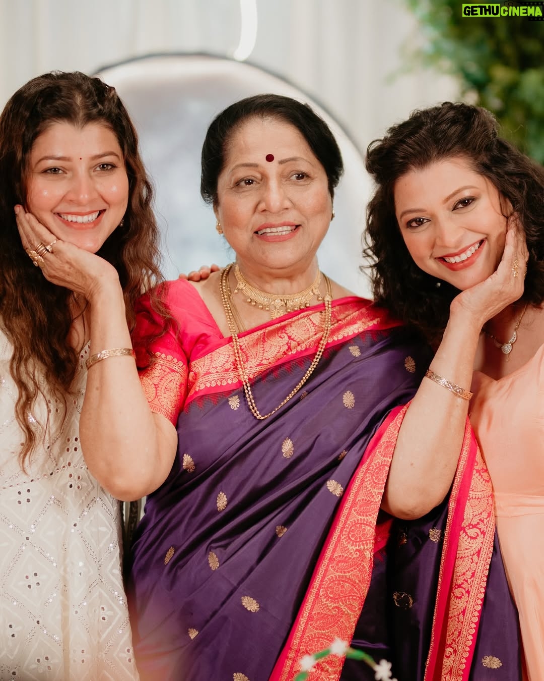 Tejaswini Pandit - 159.9K Likes - आई
काय बोलू…….
अजून sink in होत नाहीये गं तू नाहीस.
आपली International Girls Trip राहिली, कथा चा पहिला वाढदिवस जोरदार करणार होतो आपण, आपल्या फार्म वर new year celebrate करायचा होता.
तुझ्यावरचं पुस्तक प्रकाशन आज तुझ्या वाढदिवसाला करायचं होतं आपल्याला, त्याचं किती काम बाकी राहून गेलं….

आई तू ना प्रचंड हट्टी होतीस . किती वर्ष तुला सांगते होते आधी स्वतःच्या स्वास्थ्याकडे लक्ष दे. पण काम सोडून काहीच सुचलं नाही तुला. मला नेहमी म्हणायचीस काम करता करता मरण यावं. कित्येकदा तुला सांगितलं तुझ्या मुली खमक्या आहेत. तू आता फक्त तुझ्या आनंदासाठी काम कर. तुझ्या terms वर. पण कामाप्रती तुझी श्रद्धा काही औरच होती. आणि बरोबरच आहे, कामात स्वतःचा आनंद असणारी,मानणारी माणसं आजच्या पिढीत क्वोचितच सापडतात. खूप निग्रही, निष्ठावंत, मेहनती होतीस तू आई.
खूप धावपळ, खूप काम केलंस. खूप खस्ता खात, कष्ट करत आम्हाला वाढवलंस. कधीच त्या कष्टाची तक्रार केली नाहिस.
पण वयानुसार मन मोठं होत असलं तरी शरीर थकतं हेही समजून घायला हवं होतंस ना गं आई! 
का ग अंगावर काढलंस सगळं? 
पत्ताच लागू दिला नाहीस काहीच. ३ दिवसात होत्याचं नव्हतं झालं !  माझ्या डोक्यावरचं छप्पर हरवलं आई………
बाबा हाक मारता येत नव्हती आता आई हाक मारली तर ओ द्यायला कुणीच नसेल का गं ??? 

आई
तू कलाकार म्हणून भन्नाटच होतीस, आहेस आणि राहशील.
तुझ्या भारदस्त आवाजाने आणि पाणीदार डोळ्यांनी तू प्रेक्षकांना कायम भारावून टाकायचीस…..
कलाकार हा नेहमीच त्याच्या कलाकृतीतून जिवंत राहतो. 
त्यामुळे तू आहेसच , असशीलच. 
तुझ्यावरचं प्रेक्षकांचं प्रेम बघून खूप कौतुक वाटायचंच, ह्यावेळेला मात्र अभिमानाने ऊर भरून आला. 
तुझ्यासारख्या कलाकाराच्या पोटी मी जन्माला आले ह्यापेक्षा मोठं भाग्य ते काय !! 

आणि माझी काळजी करू नकोस. तू स्वतः आयटीत जगलीस,  त्यामुळे मला जसं वाढवलं आहेस तशीच मी जगेन. रूबाबात. fearless. जिंदादिल. आणि दीदी आणि कथा ची काळजी घेईन.  तुझ्या अर्धवट राहिलेल्या इच्छा आम्ही दोघी मिळून पूर्ण करू ! तुझ्यावरचं पुस्तक मी पूर्ण करेन आणि तुझा प्रेरणादायी प्रवास त्या पुस्तकरूपी वाचकांसमोर/ प्रेक्षकांसमोर आणेन. 
आता तरी तू आराम कर.
तुझा पुढचा प्रवास ज्योतीर्मय, शांतीने आणि आनंदात होऊदेत.
बाबावर करायचं राहिलेलं सगळं प्रेम करून घे. तुम्हाला आता कुणी वेगळं करू शकत नाही. Cheers 🍻
बाबाला माझ्याकडून पप्पी दे. आणि दोघेही आमच्यावर लक्ष ठेवा आणि आशीर्वाद देत रहा बस !! 
Until we meet next…….
I Love You 🥹💕
Happy Birthday 🫶🏼