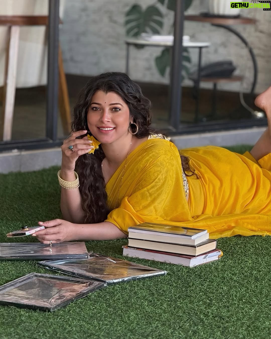 Tejaswini Pandit - 121.7K Likes - माझ्या मागे टाकलेल्या फोटो मध्ये प्रॉमिस केल्यानुसार तुमची आणि माझी आवड जुळणारं एक गाणं मी माझ्या पुढच्या फोटोसाठी लावणार.
अनेक जणांनी हेच गाणं सुचवलं 💖
अनिल अरुण ह्यांनी compose केलेलं आणि सुरेश वाडकर सरांनी गायलेलं हे अजरामर गाणं…! 
साधेपणात काय गंमत असते नाही ??