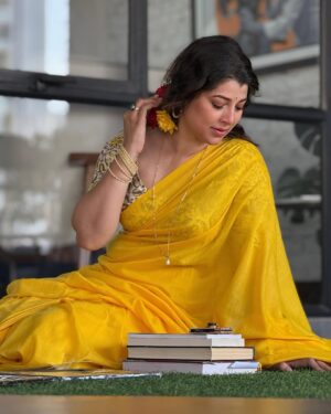 Tejaswini Pandit Instagram - माझ्या मागे टाकलेल्या फोटो मध्ये प्रॉमिस केल्यानुसार तुमची आणि माझी आवड जुळणारं एक गाणं मी माझ्या पुढच्या फोटोसाठी लावणार.
अनेक जणांनी हेच गाणं सुचवलं 💖
अनिल अरुण ह्यांनी compose केलेलं आणि सुरेश वाडकर सरांनी गायलेलं हे अजरामर गाणं…! 
साधेपणात काय गंमत असते नाही ??