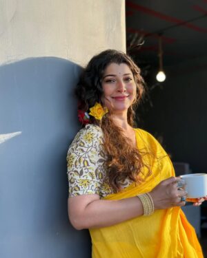 Tejaswini Pandit Instagram - माझ्या मागे टाकलेल्या फोटो मध्ये प्रॉमिस केल्यानुसार तुमची आणि माझी आवड जुळणारं एक गाणं मी माझ्या पुढच्या फोटोसाठी लावणार.
अनेक जणांनी हेच गाणं सुचवलं 💖
अनिल अरुण ह्यांनी compose केलेलं आणि सुरेश वाडकर सरांनी गायलेलं हे अजरामर गाणं…! 
साधेपणात काय गंमत असते नाही ??