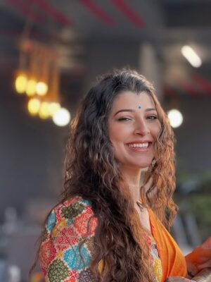 Tejaswini Pandit Instagram - काही फोटो पोस्ट करायचे राहून गेले होते…
नटायला फार आवडत नाही मला पण साडीतली मी खूप वेगळी असते 🧡