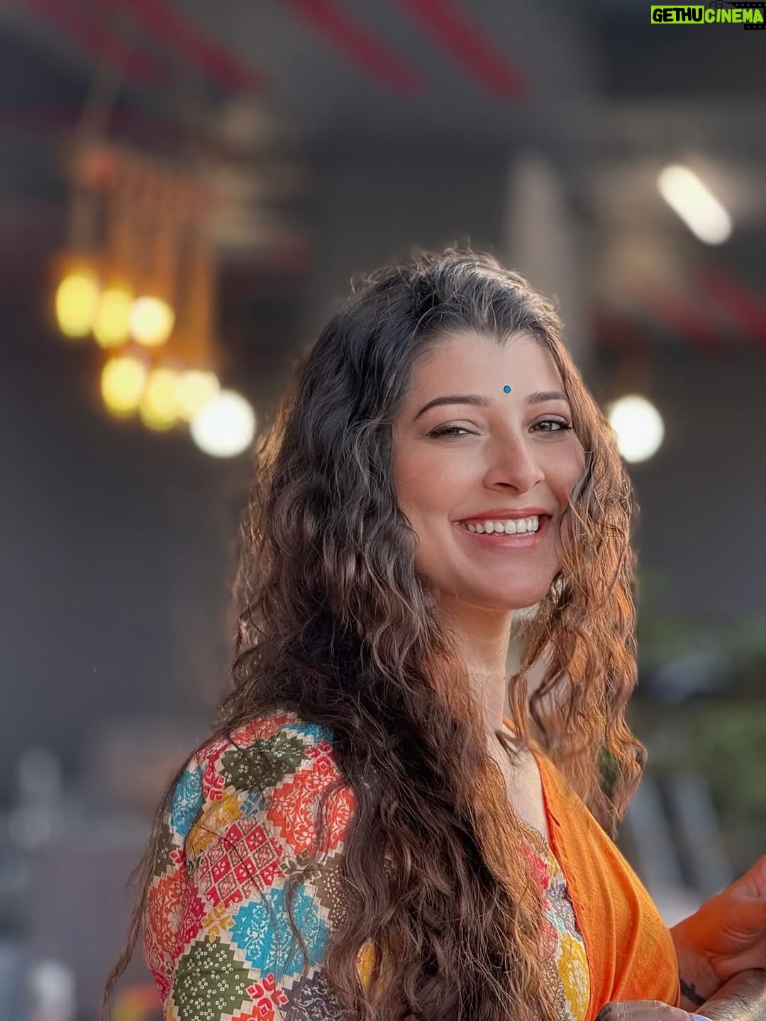 Tejaswini Pandit - 129.9K Likes - काही फोटो पोस्ट करायचे राहून गेले होते…
नटायला फार आवडत नाही मला पण साडीतली मी खूप वेगळी असते 🧡