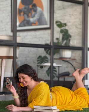 Tejaswini Pandit Instagram - माझ्या मागे टाकलेल्या फोटो मध्ये प्रॉमिस केल्यानुसार तुमची आणि माझी आवड जुळणारं एक गाणं मी माझ्या पुढच्या फोटोसाठी लावणार.
अनेक जणांनी हेच गाणं सुचवलं 💖
अनिल अरुण ह्यांनी compose केलेलं आणि सुरेश वाडकर सरांनी गायलेलं हे अजरामर गाणं…! 
साधेपणात काय गंमत असते नाही ??