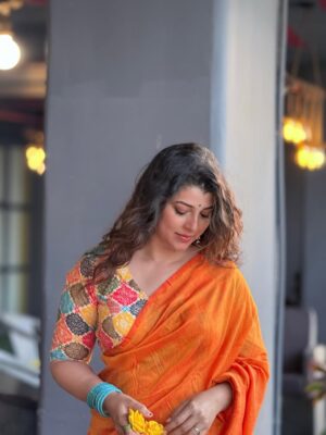 Tejaswini Pandit Instagram - काही फोटो पोस्ट करायचे राहून गेले होते…
नटायला फार आवडत नाही मला पण साडीतली मी खूप वेगळी असते 🧡