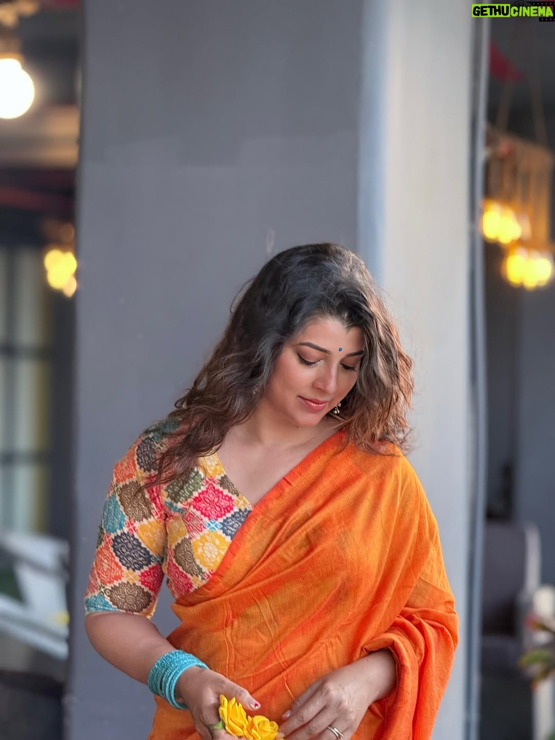 Tejaswini Pandit - 129.9K Likes - काही फोटो पोस्ट करायचे राहून गेले होते…
नटायला फार आवडत नाही मला पण साडीतली मी खूप वेगळी असते 🧡