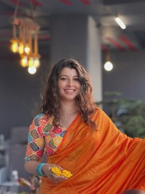 Tejaswini Pandit Instagram - काही फोटो पोस्ट करायचे राहून गेले होते…
नटायला फार आवडत नाही मला पण साडीतली मी खूप वेगळी असते 🧡