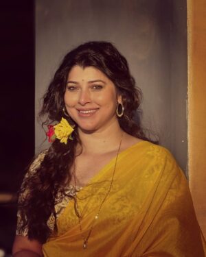 Tejaswini Pandit Instagram - माझ्या मागे टाकलेल्या फोटो मध्ये प्रॉमिस केल्यानुसार तुमची आणि माझी आवड जुळणारं एक गाणं मी माझ्या पुढच्या फोटोसाठी लावणार.
अनेक जणांनी हेच गाणं सुचवलं 💖
अनिल अरुण ह्यांनी compose केलेलं आणि सुरेश वाडकर सरांनी गायलेलं हे अजरामर गाणं…! 
साधेपणात काय गंमत असते नाही ??