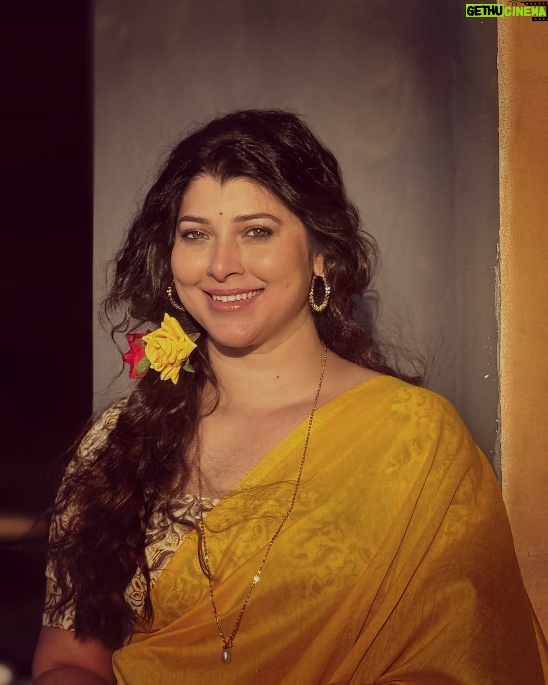 Tejaswini Pandit - 121.7K Likes - माझ्या मागे टाकलेल्या फोटो मध्ये प्रॉमिस केल्यानुसार तुमची आणि माझी आवड जुळणारं एक गाणं मी माझ्या पुढच्या फोटोसाठी लावणार.
अनेक जणांनी हेच गाणं सुचवलं 💖
अनिल अरुण ह्यांनी compose केलेलं आणि सुरेश वाडकर सरांनी गायलेलं हे अजरामर गाणं…! 
साधेपणात काय गंमत असते नाही ??