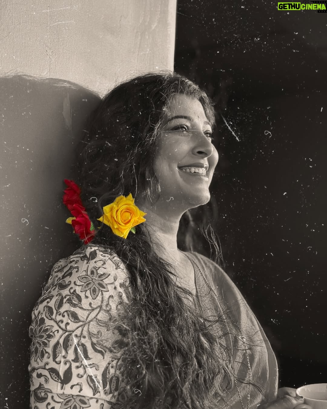Tejaswini Pandit - 121.7K Likes - माझ्या मागे टाकलेल्या फोटो मध्ये प्रॉमिस केल्यानुसार तुमची आणि माझी आवड जुळणारं एक गाणं मी माझ्या पुढच्या फोटोसाठी लावणार.
अनेक जणांनी हेच गाणं सुचवलं 💖
अनिल अरुण ह्यांनी compose केलेलं आणि सुरेश वाडकर सरांनी गायलेलं हे अजरामर गाणं…! 
साधेपणात काय गंमत असते नाही ??