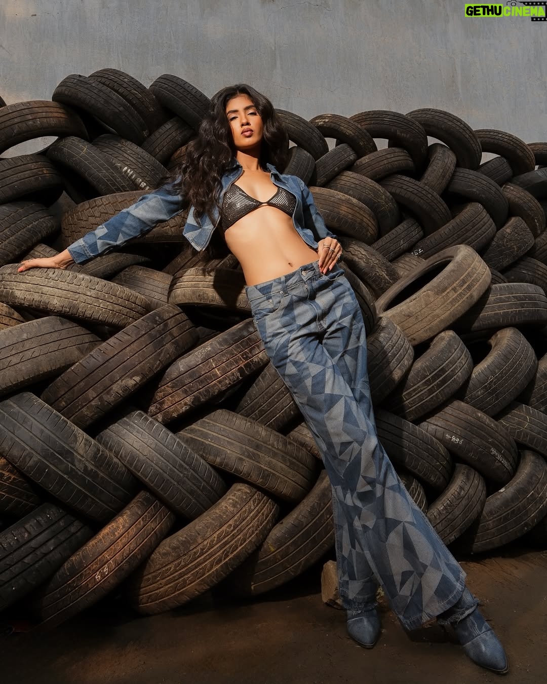 Tejaswini Shrivastava - 3.8K Likes - Shot by : @nb_fashion_photography 
Mua : @beyondbeauty_byachala 
Hair artist : @yashaircraft 
Wearing : @bluer.co.in