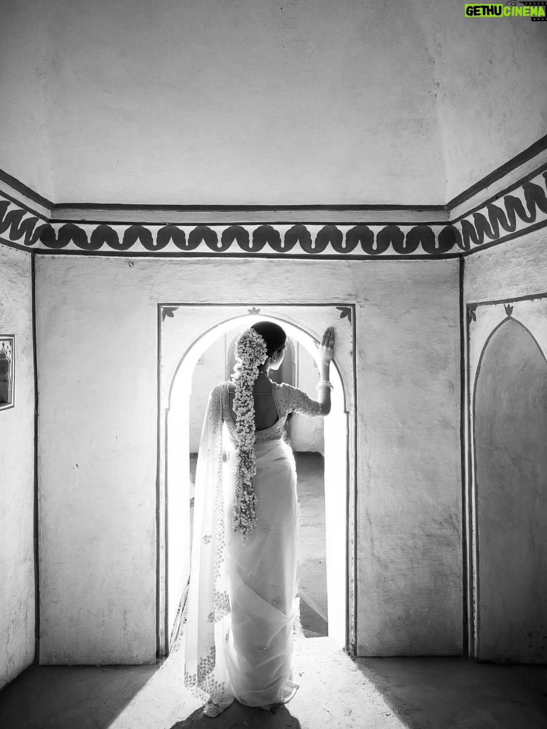 Tejaswini Shrivastava - 3.8K Likes - Therapy is expensive , so I listen to Lata Mangeshkar songs .

Shoot for @enchanted_beauty_by_keval 

#indianvintage #gajra #indianoutfit #photoshoot