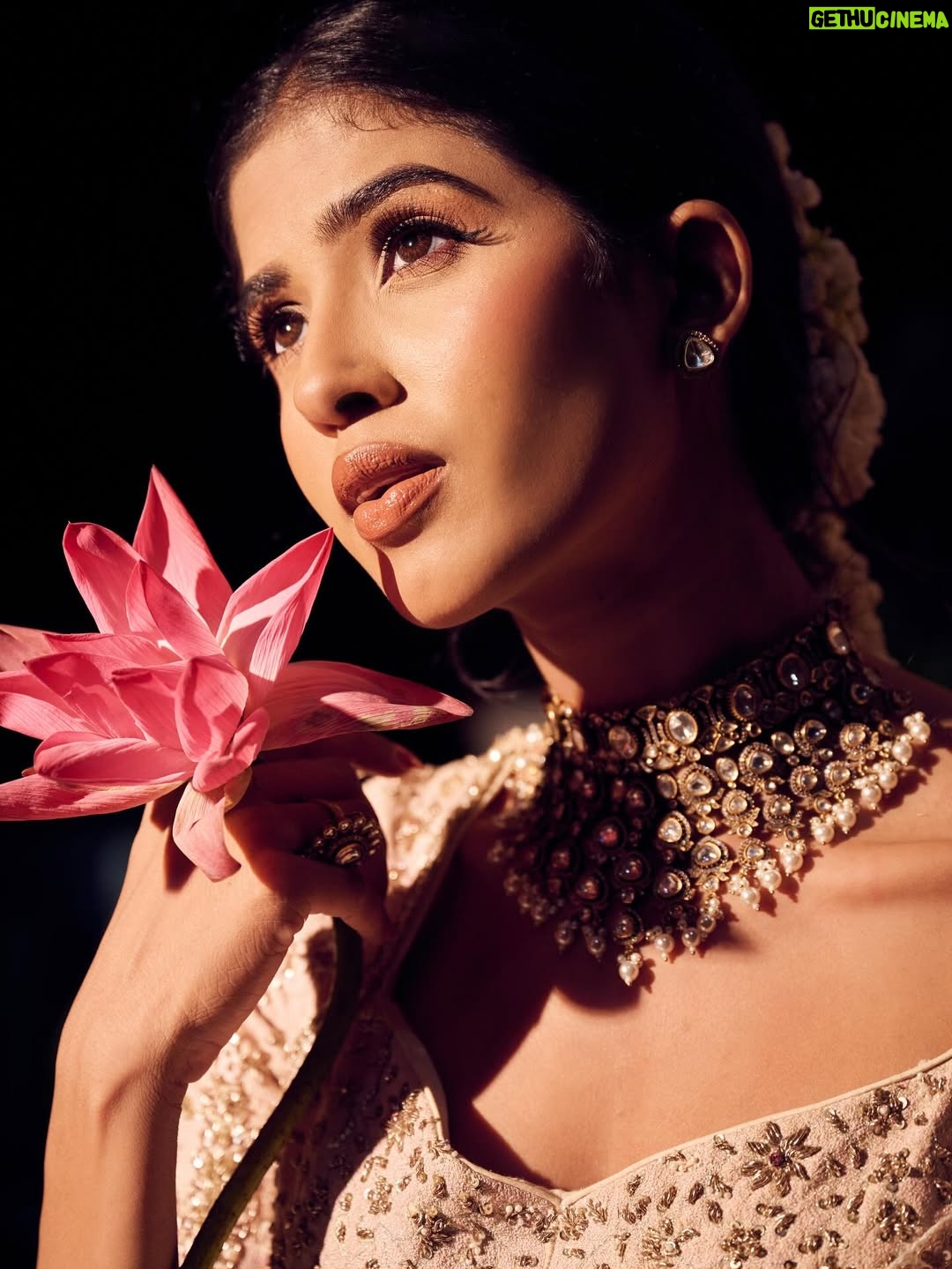 Tejaswini Shrivastava - 3.8K Likes - Therapy is expensive , so I listen to Lata Mangeshkar songs .

Shoot for @enchanted_beauty_by_keval 

#indianvintage #gajra #indianoutfit #photoshoot
