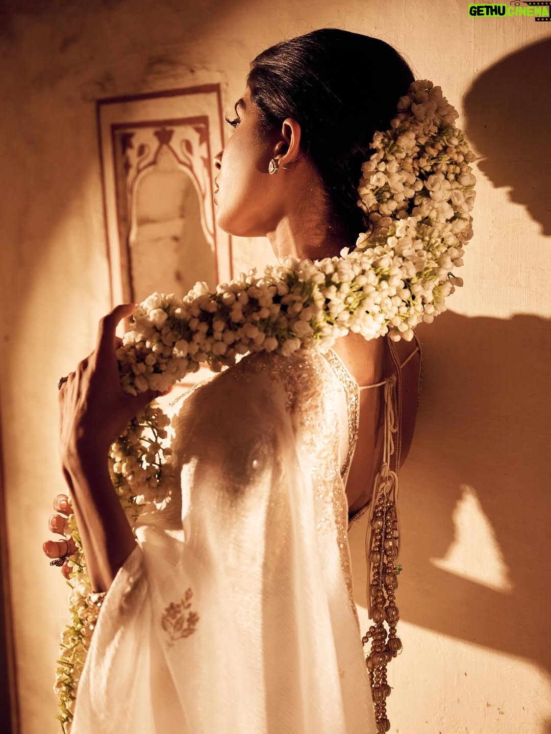 Tejaswini Shrivastava - 3.8K Likes - Therapy is expensive , so I listen to Lata Mangeshkar songs .

Shoot for @enchanted_beauty_by_keval 

#indianvintage #gajra #indianoutfit #photoshoot