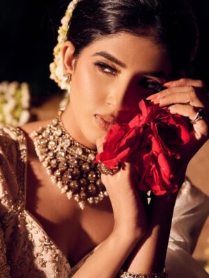 Tejaswini Shrivastava Instagram - Therapy is expensive , so I listen to Lata Mangeshkar songs .

Shoot for @enchanted_beauty_by_keval 

#indianvintage #gajra #indianoutfit #photoshoot
