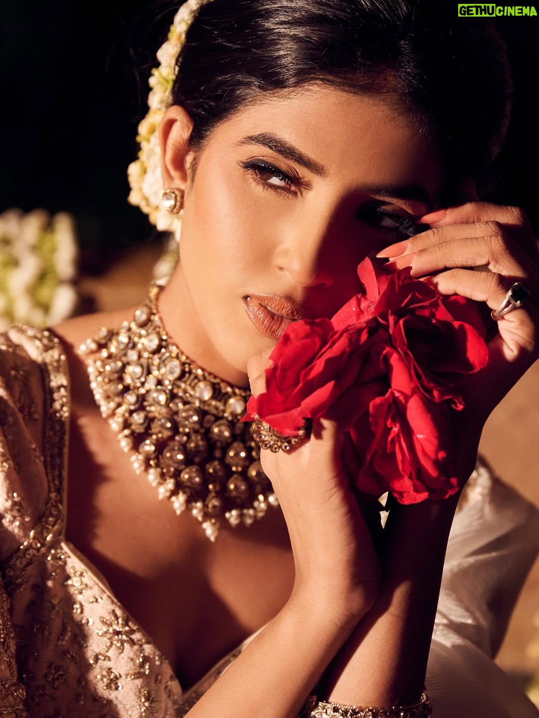 Tejaswini Shrivastava - 3.8K Likes - Therapy is expensive , so I listen to Lata Mangeshkar songs .

Shoot for @enchanted_beauty_by_keval 

#indianvintage #gajra #indianoutfit #photoshoot