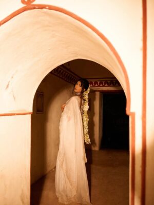 Tejaswini Shrivastava Instagram - Therapy is expensive , so I listen to Lata Mangeshkar songs .

Shoot for @enchanted_beauty_by_keval 

#indianvintage #gajra #indianoutfit #photoshoot