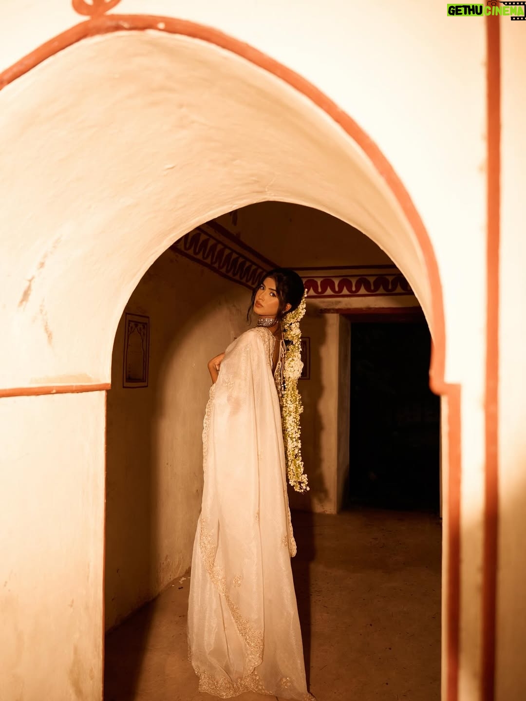Tejaswini Shrivastava - 3.8K Likes - Therapy is expensive , so I listen to Lata Mangeshkar songs .

Shoot for @enchanted_beauty_by_keval 

#indianvintage #gajra #indianoutfit #photoshoot