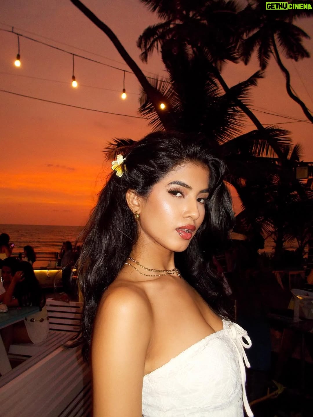 Tejaswini Shrivastava - 4.5K Likes - Currently accepting applications for sunset viewing partners .

Wearing :- @savana 

#sunsets #savanasquad