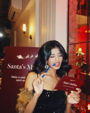 Tejaswini Shrivastava Instagram - Dear Santa, I’ve been manifesting money all year... a little Christmas magic would help ✨💫

#merrychristmas