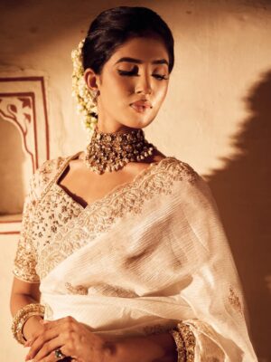 Tejaswini Shrivastava Instagram - Therapy is expensive , so I listen to Lata Mangeshkar songs .

Shoot for @enchanted_beauty_by_keval 

#indianvintage #gajra #indianoutfit #photoshoot