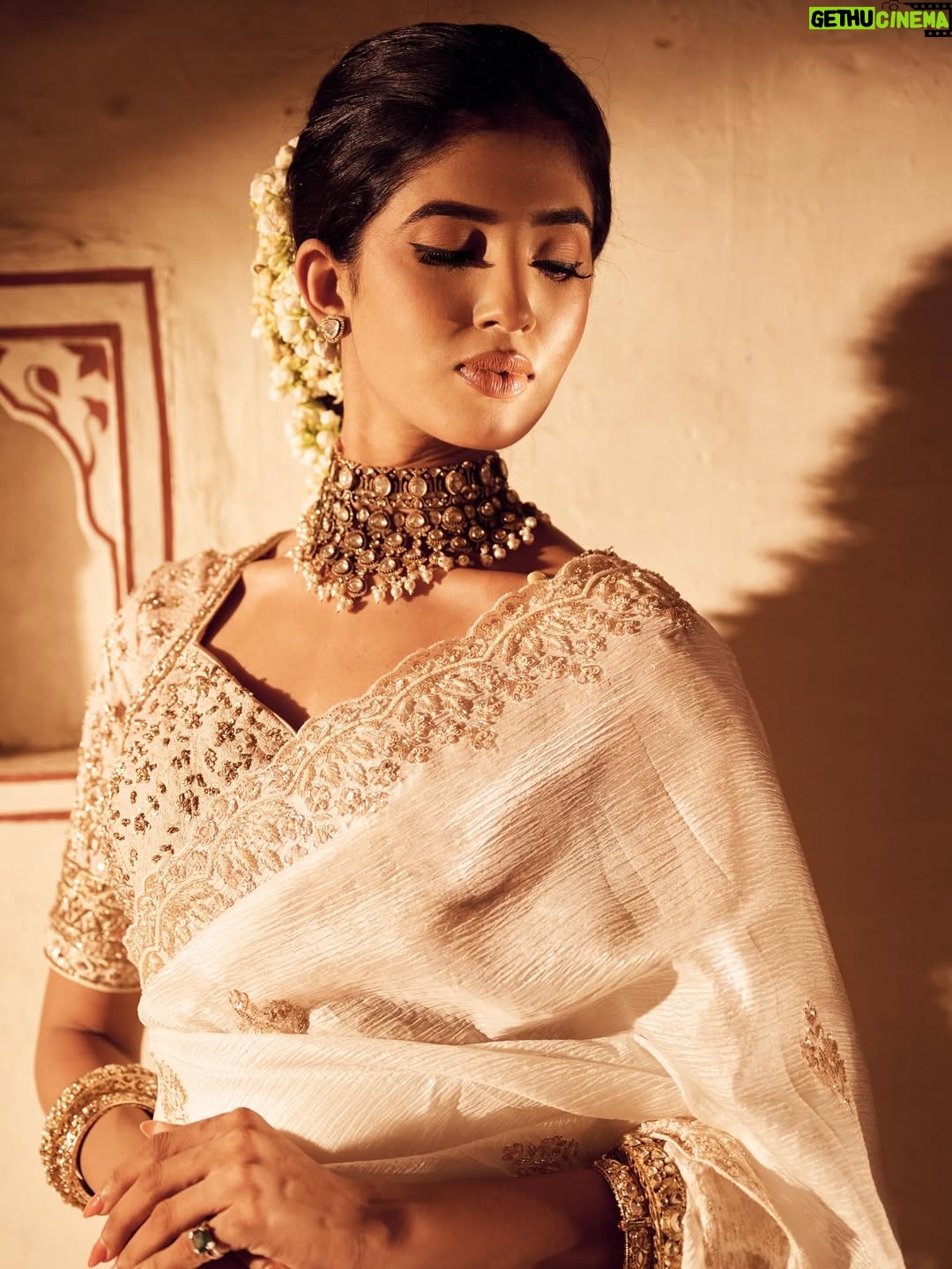 Tejaswini Shrivastava - 3.8K Likes - Therapy is expensive , so I listen to Lata Mangeshkar songs .

Shoot for @enchanted_beauty_by_keval 

#indianvintage #gajra #indianoutfit #photoshoot