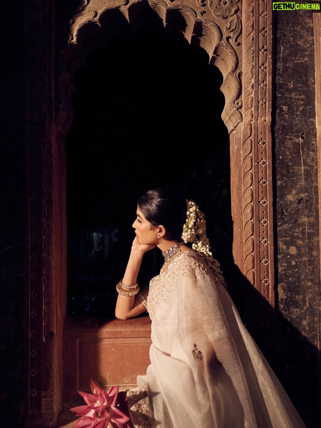 Tejaswini Shrivastava - 3.8K Likes - Therapy is expensive , so I listen to Lata Mangeshkar songs .

Shoot for @enchanted_beauty_by_keval 

#indianvintage #gajra #indianoutfit #photoshoot