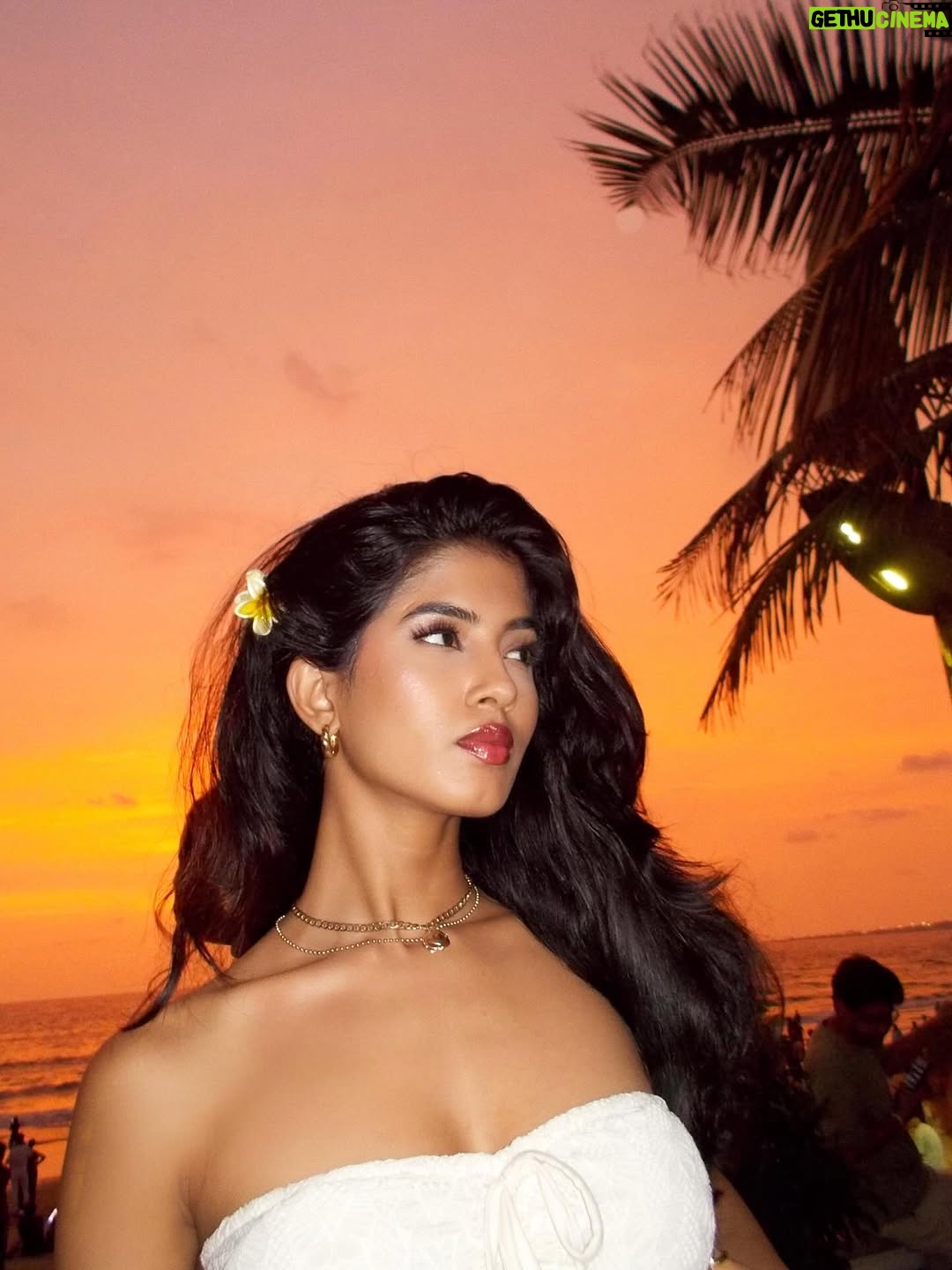 Tejaswini Shrivastava - 4.5K Likes - Currently accepting applications for sunset viewing partners .

Wearing :- @savana 

#sunsets #savanasquad