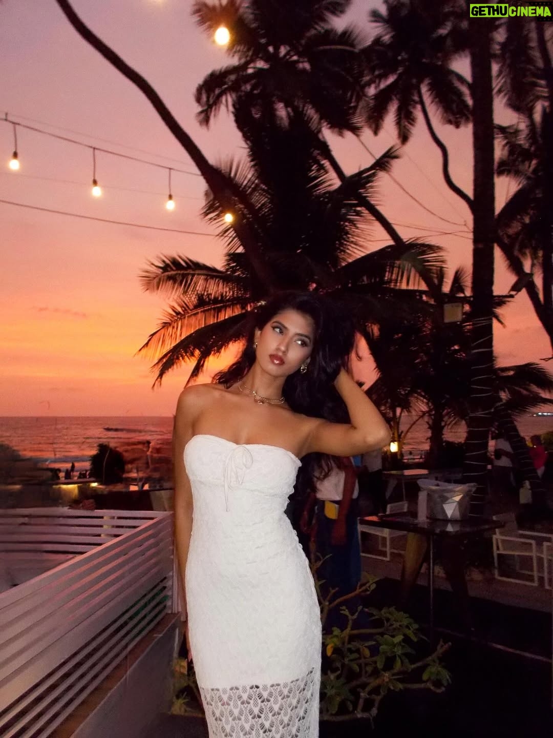 Tejaswini Shrivastava - 4.5K Likes - Currently accepting applications for sunset viewing partners .

Wearing :- @savana 

#sunsets #savanasquad