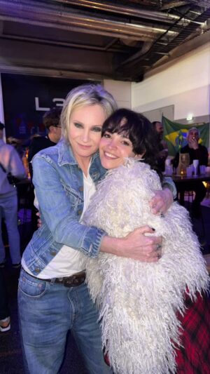 Teona Dolnikova Instagram - I wanna remember this moment FOREVER ❤️
Merci, PATRICIA @patriciakaasoff pour cette incroyable aventure!
Et Merci THE VOICE FRANCE!
@thevoice_tf1 @tf1 
Cetais tres cool ❤️#teona #teonadolnikova #thevoicefrance #теонадольникова #teonathevoice #paris #теона #france #chanteuse #notredamedeparismusical
