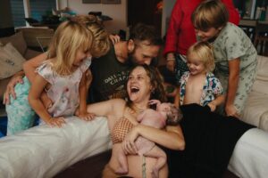 Teresa Palmer Instagram - ✨✨✨🪷🪷🪷 Our daughter, Lotus Bloom’s, birth, captured so beautifully by @jerushasutton. I’ll cherish these photos forever 🤍

Thank you to everyone for the gorgeous messages on her birth video. I’ve read every single one 🥹 

You can listen to the full birth story now on @themotherdazepodcast, link in stories 🌸
#birth #birthstory #homebirth #waterbirth #pregnancy #motherhood #birthphotography
