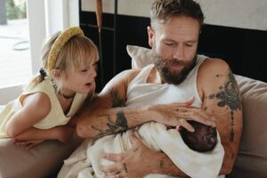 Teresa Palmer Instagram - ✨✨✨🪷🪷🪷 Our daughter, Lotus Bloom’s, birth, captured so beautifully by @jerushasutton. I’ll cherish these photos forever 🤍

Thank you to everyone for the gorgeous messages on her birth video. I’ve read every single one 🥹 

You can listen to the full birth story now on @themotherdazepodcast, link in stories 🌸
#birth #birthstory #homebirth #waterbirth #pregnancy #motherhood #birthphotography