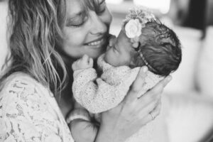 Teresa Palmer Instagram - Welcoming our baby GIRL!! 
✨🪷 Lotus Bloom Palmer 🪷✨
She arrived early yesterday morning with the sun after a beautiful home waterbirth. 
Three girls, Three boys 🥹
Feels like we’re dreaming. 

September 19th. 8lb 2oz/3.7kg. 5:40am 

Our birth team held us in every way, forever grateful to the greatest team that exists 💓 Libby Lamb @lamb.libby, the beautiful Julie Schiller of @midwise.julie (our 4th birth together!) and our birth photographer/doula Jerusha Sutton @jerushasutton. I felt so strong, at ease and empowered in your care and it led to us having the birth of our dreams. Thank you 🙏🌈 Photos by @jerushasutton 

#dreamswork #surprisegender #birth #homebirth