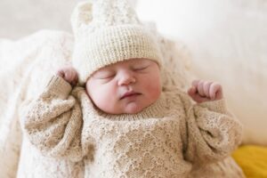 Teresa Palmer Instagram - Welcoming our baby GIRL!! 
✨🪷 Lotus Bloom Palmer 🪷✨
She arrived early yesterday morning with the sun after a beautiful home waterbirth. 
Three girls, Three boys 🥹
Feels like we’re dreaming. 

September 19th. 8lb 2oz/3.7kg. 5:40am 

Our birth team held us in every way, forever grateful to the greatest team that exists 💓 Libby Lamb @lamb.libby, the beautiful Julie Schiller of @midwise.julie (our 4th birth together!) and our birth photographer/doula Jerusha Sutton @jerushasutton. I felt so strong, at ease and empowered in your care and it led to us having the birth of our dreams. Thank you 🙏🌈 Photos by @jerushasutton 

#dreamswork #surprisegender #birth #homebirth