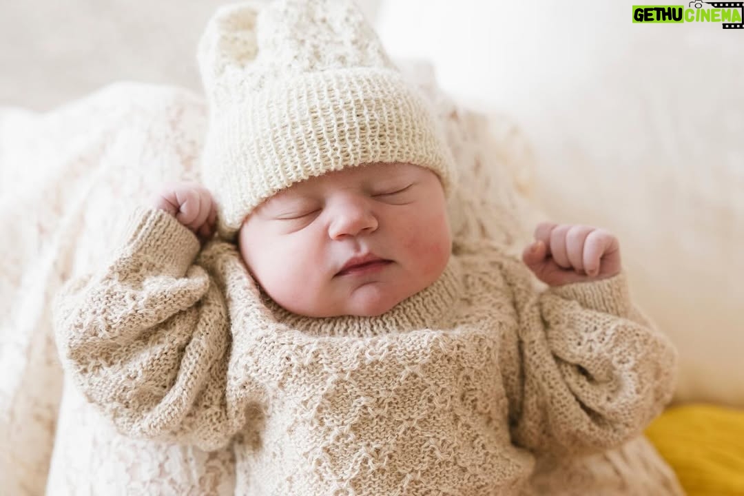 Teresa Palmer - 124.2K Likes - Welcoming our baby GIRL!! 
✨🪷 Lotus Bloom Palmer 🪷✨
She arrived early yesterday morning with the sun after a beautiful home waterbirth. 
Three girls, Three boys 🥹
Feels like we’re dreaming. 

September 19th. 8lb 2oz/3.7kg. 5:40am 

Our birth team held us in every way, forever grateful to the greatest team that exists 💓 Libby Lamb @lamb.libby, the beautiful Julie Schiller of @midwise.julie (our 4th birth together!) and our birth photographer/doula Jerusha Sutton @jerushasutton. I felt so strong, at ease and empowered in your care and it led to us having the birth of our dreams. Thank you 🙏🌈 Photos by @jerushasutton 

#dreamswork #surprisegender #birth #homebirth