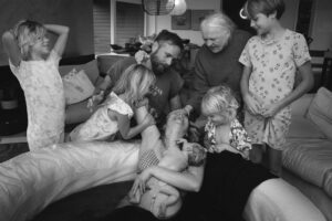 Teresa Palmer Instagram - ✨✨✨🪷🪷🪷 Our daughter, Lotus Bloom’s, birth, captured so beautifully by @jerushasutton. I’ll cherish these photos forever 🤍

Thank you to everyone for the gorgeous messages on her birth video. I’ve read every single one 🥹 

You can listen to the full birth story now on @themotherdazepodcast, link in stories 🌸
#birth #birthstory #homebirth #waterbirth #pregnancy #motherhood #birthphotography