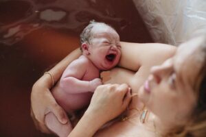 Teresa Palmer Instagram - ✨✨✨🪷🪷🪷 Our daughter, Lotus Bloom’s, birth, captured so beautifully by @jerushasutton. I’ll cherish these photos forever 🤍

Thank you to everyone for the gorgeous messages on her birth video. I’ve read every single one 🥹 

You can listen to the full birth story now on @themotherdazepodcast, link in stories 🌸
#birth #birthstory #homebirth #waterbirth #pregnancy #motherhood #birthphotography