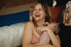 Teresa Palmer Instagram - ✨✨✨🪷🪷🪷 Our daughter, Lotus Bloom’s, birth, captured so beautifully by @jerushasutton. I’ll cherish these photos forever 🤍

Thank you to everyone for the gorgeous messages on her birth video. I’ve read every single one 🥹 

You can listen to the full birth story now on @themotherdazepodcast, link in stories 🌸
#birth #birthstory #homebirth #waterbirth #pregnancy #motherhood #birthphotography
