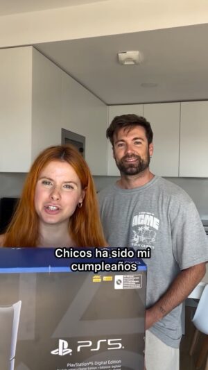 Teresa Pérez Instagram - ¿Que os parece que mi novio me haya regalado una PS5 por mi cumple? 😃 (😡) #humor #parejas #amor
