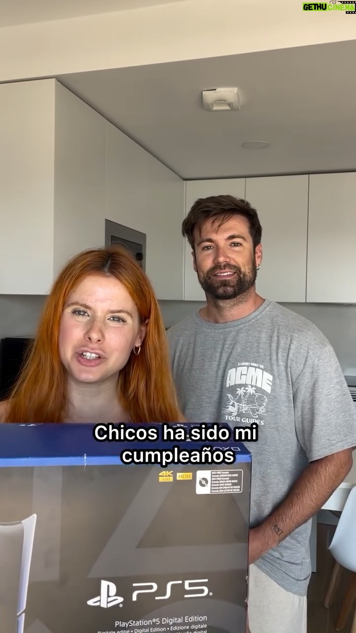 Teresa Pérez - 28.9K Likes - ¿Que os parece que mi novio me haya regalado una PS5 por mi cumple? 😃 (😡) #humor #parejas #amor