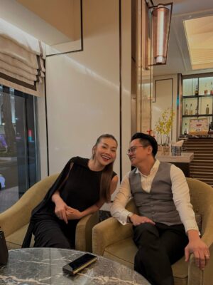 Thanh Hang Instagram - Gala Opera Concert Night giữa nghệ sỹ Hàn Quốc & Việt Nam cùng Nhạc Trưởng ( chồng tui 🤪). Đêm nhạc tuyệt vời với quá nhiều cảm xúc được phiêu lưu. Tâm trí được khai mở để rồi bay bổng đến cùng mọi không gian và hình ảnh.
Nay Nhạc Trưởng chở khách Vip đi xem, rồi còn mời nhâm nhi tách trà trước khi coi opera nữa. Kiểu này Nhạc trưởng thâm hụt catxe rồi 🤪
#ThanhHang #TranNhatMinh