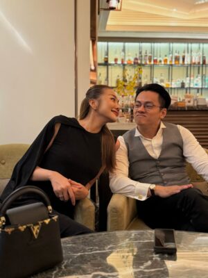 Thanh Hang Instagram - Gala Opera Concert Night giữa nghệ sỹ Hàn Quốc & Việt Nam cùng Nhạc Trưởng ( chồng tui 🤪). Đêm nhạc tuyệt vời với quá nhiều cảm xúc được phiêu lưu. Tâm trí được khai mở để rồi bay bổng đến cùng mọi không gian và hình ảnh.
Nay Nhạc Trưởng chở khách Vip đi xem, rồi còn mời nhâm nhi tách trà trước khi coi opera nữa. Kiểu này Nhạc trưởng thâm hụt catxe rồi 🤪
#ThanhHang #TranNhatMinh