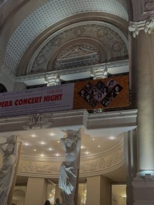 Thanh Hang Instagram - Gala Opera Concert Night giữa nghệ sỹ Hàn Quốc & Việt Nam cùng Nhạc Trưởng ( chồng tui 🤪). Đêm nhạc tuyệt vời với quá nhiều cảm xúc được phiêu lưu. Tâm trí được khai mở để rồi bay bổng đến cùng mọi không gian và hình ảnh.
Nay Nhạc Trưởng chở khách Vip đi xem, rồi còn mời nhâm nhi tách trà trước khi coi opera nữa. Kiểu này Nhạc trưởng thâm hụt catxe rồi 🤪
#ThanhHang #TranNhatMinh