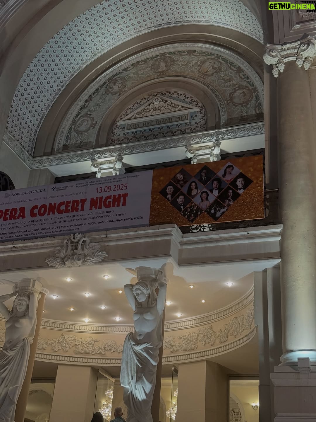 Thanh Hang - 11.4K Likes - Gala Opera Concert Night giữa nghệ sỹ Hàn Quốc & Việt Nam cùng Nhạc Trưởng ( chồng tui 🤪). Đêm nhạc tuyệt vời với quá nhiều cảm xúc được phiêu lưu. Tâm trí được khai mở để rồi bay bổng đến cùng mọi không gian và hình ảnh.
Nay Nhạc Trưởng chở khách Vip đi xem, rồi còn mời nhâm nhi tách trà trước khi coi opera nữa. Kiểu này Nhạc trưởng thâm hụt catxe rồi 🤪
#ThanhHang #TranNhatMinh