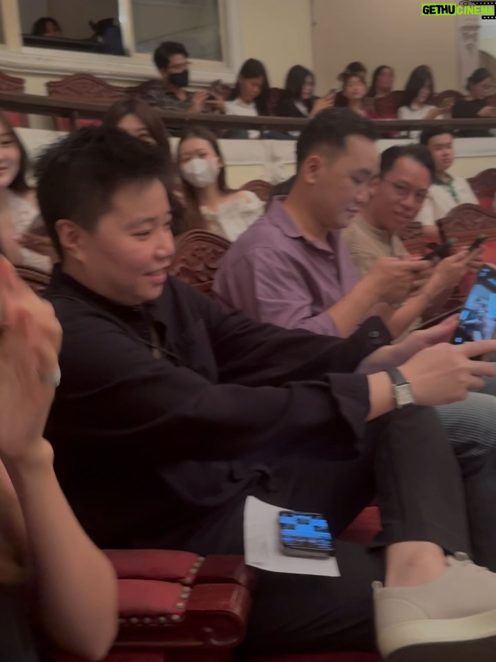 Thanh Hang - 11.4K Likes - Gala Opera Concert Night giữa nghệ sỹ Hàn Quốc & Việt Nam cùng Nhạc Trưởng ( chồng tui 🤪). Đêm nhạc tuyệt vời với quá nhiều cảm xúc được phiêu lưu. Tâm trí được khai mở để rồi bay bổng đến cùng mọi không gian và hình ảnh.
Nay Nhạc Trưởng chở khách Vip đi xem, rồi còn mời nhâm nhi tách trà trước khi coi opera nữa. Kiểu này Nhạc trưởng thâm hụt catxe rồi 🤪
#ThanhHang #TranNhatMinh