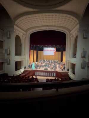Thanh Hang Instagram - Gala Opera Concert Night giữa nghệ sỹ Hàn Quốc & Việt Nam cùng Nhạc Trưởng ( chồng tui 🤪). Đêm nhạc tuyệt vời với quá nhiều cảm xúc được phiêu lưu. Tâm trí được khai mở để rồi bay bổng đến cùng mọi không gian và hình ảnh.
Nay Nhạc Trưởng chở khách Vip đi xem, rồi còn mời nhâm nhi tách trà trước khi coi opera nữa. Kiểu này Nhạc trưởng thâm hụt catxe rồi 🤪
#ThanhHang #TranNhatMinh