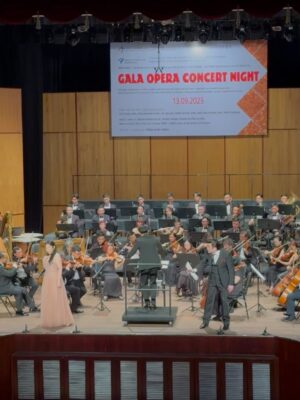 Thanh Hang Instagram - Gala Opera Concert Night giữa nghệ sỹ Hàn Quốc & Việt Nam cùng Nhạc Trưởng ( chồng tui 🤪). Đêm nhạc tuyệt vời với quá nhiều cảm xúc được phiêu lưu. Tâm trí được khai mở để rồi bay bổng đến cùng mọi không gian và hình ảnh.
Nay Nhạc Trưởng chở khách Vip đi xem, rồi còn mời nhâm nhi tách trà trước khi coi opera nữa. Kiểu này Nhạc trưởng thâm hụt catxe rồi 🤪
#ThanhHang #TranNhatMinh